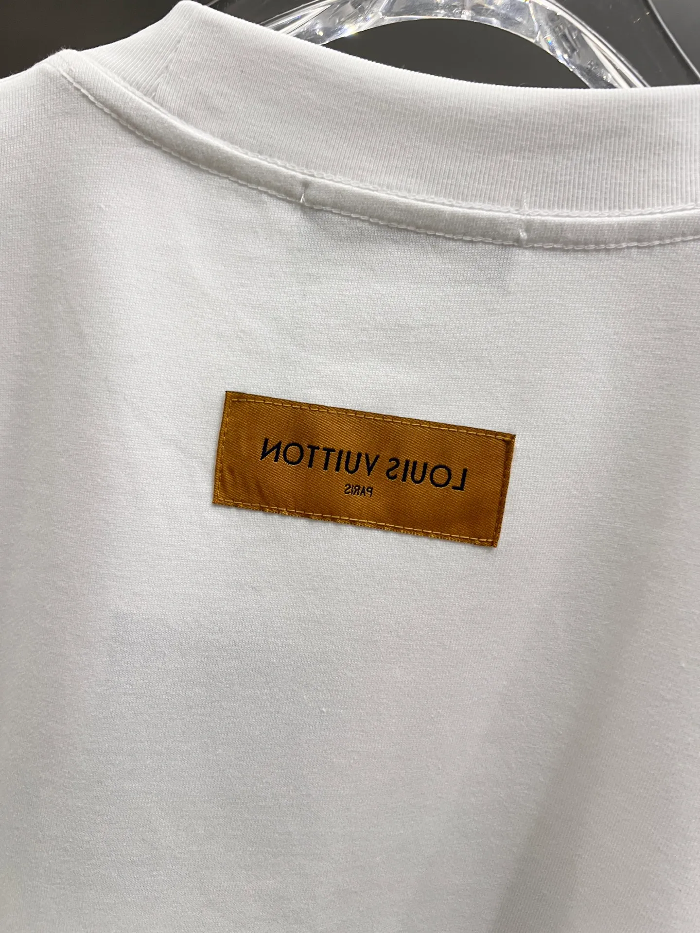 🅿️190 1v Louis* 2025 autumn and winter new style, classic big V letter three-dimensional craft design, high-end version! Highly breathable and comfortable, customized double-yarn plain cotton fabric. Short-sleeved T-shirt. Same style for men and women. Sizes S M L XL XXL Five sizes black white Angora red